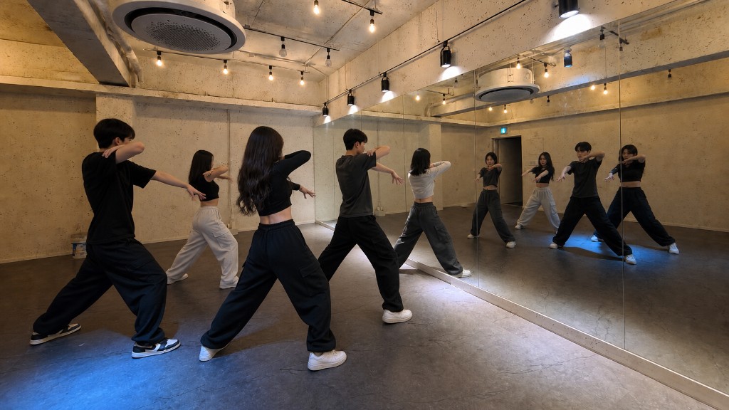 거울 앞에서 맞춰 보는 그룹 연습